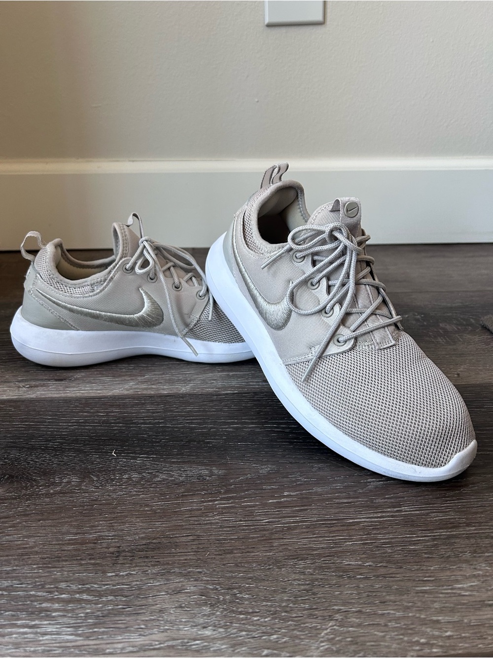 Nike Womens Roshe Two Sneaker Size 9
